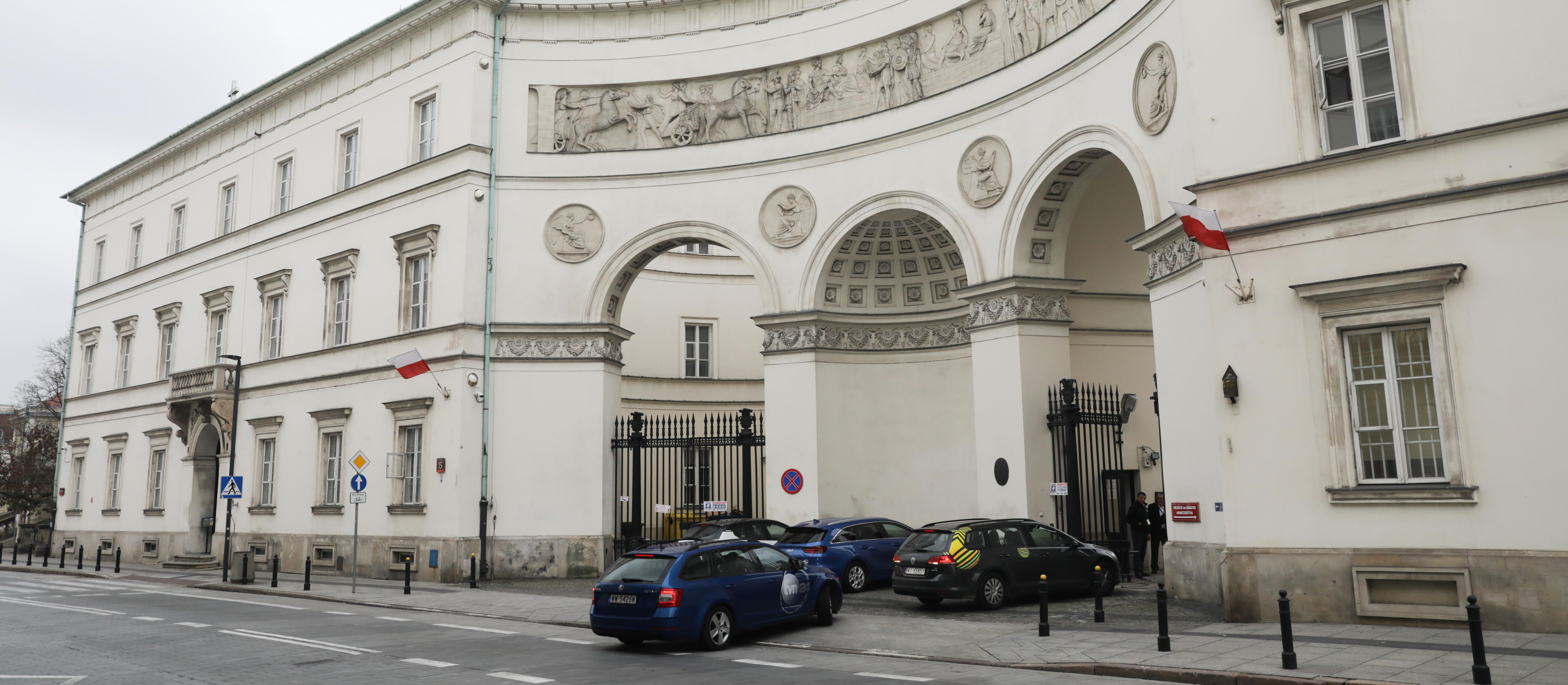 Resort zdrowia szuka oszczędności a szpitale, samorządowcy i medycy planują protesty.