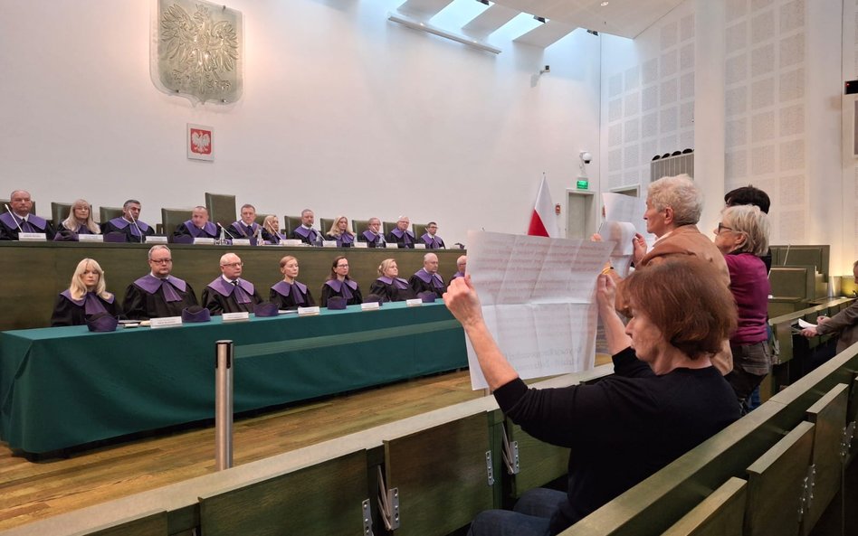 Pięć osób rozwinęło transparenty, na których widniały m.in. cytaty z konstytucji