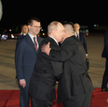 Władimir Putin i Kim Dzong Un na płycie lotniska w Pjongjangu