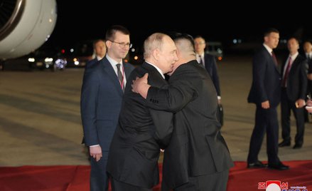 Władimir Putin i Kim Dzong Un na płycie lotniska w Pjongjangu