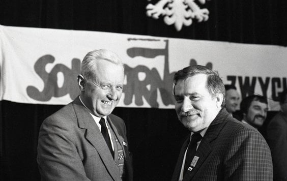 Gdańsk 29.04.1989. Andrzej Wielowieyski i Lech Wałęsa podczas sesji zdjęciowej kandydatów Komitetów 