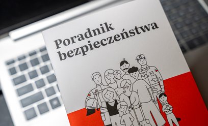 „Poradnik bezpieczeństwa” to darmowa książeczka, która była rozsyłana przez Pocztę Polską