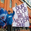 Kibice Rangersów z transparentem: Nasz klub nigdy nie umrze