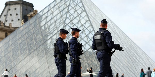 Wielki napad na Luwr. Pięciu nowych zatrzymanych