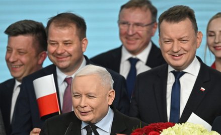 Wybory samorządowe 2024. Prezes PiS Jarosław Kaczyński (C) przemawia w siedzibie Prawa i Sprawiedliw