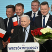 Wybory samorządowe 2024. Prezes PiS Jarosław Kaczyński (C) przemawia w siedzibie Prawa i Sprawiedliw