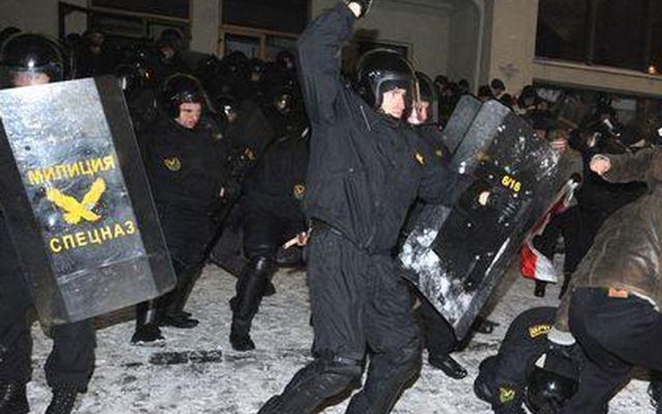 Milicja rozpędza opozycyjną demonstrację w Mińsku