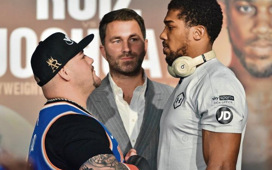 Broniący tytułu Andy Ruiz jr (z lewej) za sobotni pojedynek otrzyma 13 mln dolarów, Anthony Joshua (