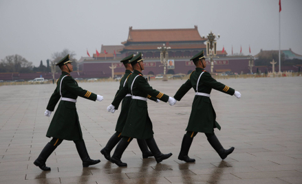 Chińscy żołnierze na Placu Tiananmen w Pekinie