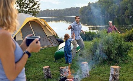 Jeśli na biwaku chcemy usmażyć jajka sadzone, wystarczy na patyku w kształcie widełek rozpostrzeć ka