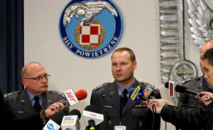 Na zdjęciu (od lewej) Rzecznik SIł Powietrznych PPLK Robert Kupracz, zastępca dowódcy pułku, Grzegor