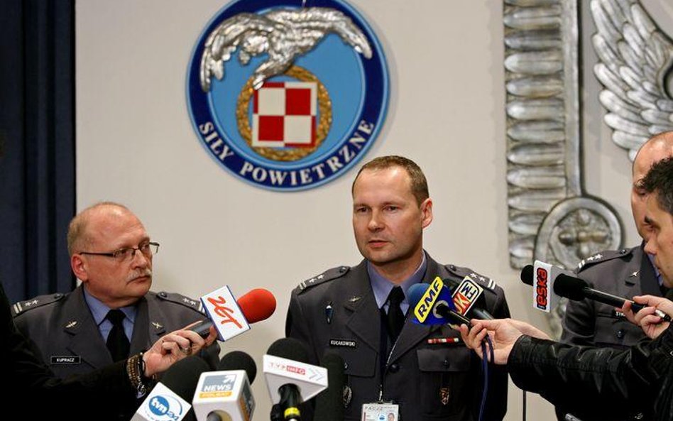 Na zdjęciu (od lewej) Rzecznik SIł Powietrznych PPLK Robert Kupracz, zastępca dowódcy pułku, Grzegor