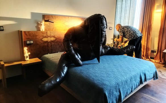 Ten nieoczekiwany gość w sypialni to obiekt Basi Bańdy (Galeria Monopol)