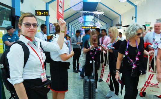 Klienci dostali na lotnisku po słoniu