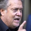 Steve Bannon rozmawia z dziennikarzami na schodach sądu w Waszyngtonie