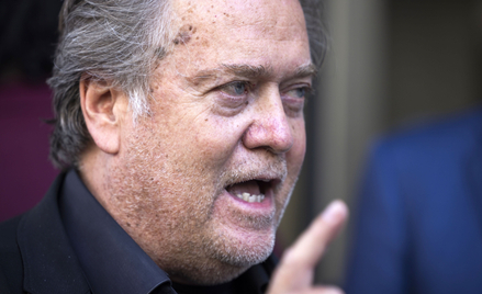 Steve Bannon rozmawia z dziennikarzami na schodach sądu w Waszyngtonie