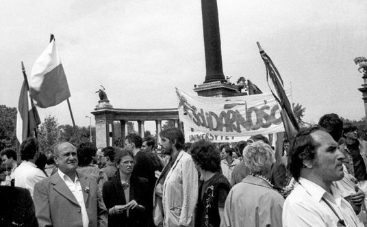 Polacy na placu Bohaterów w Budapeszcie, 16 czerwca 1989 r.
