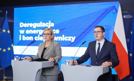 Ministrowie klimatu i środowiska Paulina Hennig-Kloska oraz energii Miłosz Motyka podczas konferencj