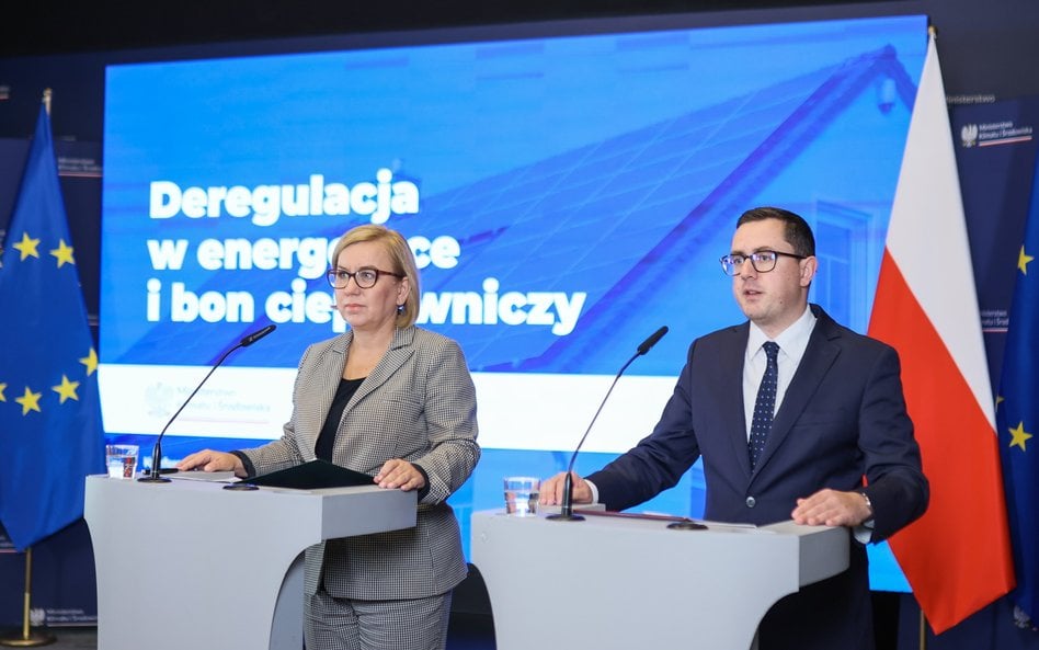 Ministrowie klimatu i środowiska Paulina Hennig-Kloska oraz energii Miłosz Motyka podczas konferencj