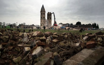 Końcowa faza prac rozbiórkowych neoromańskiej katedry św. Lamberta w Immerath