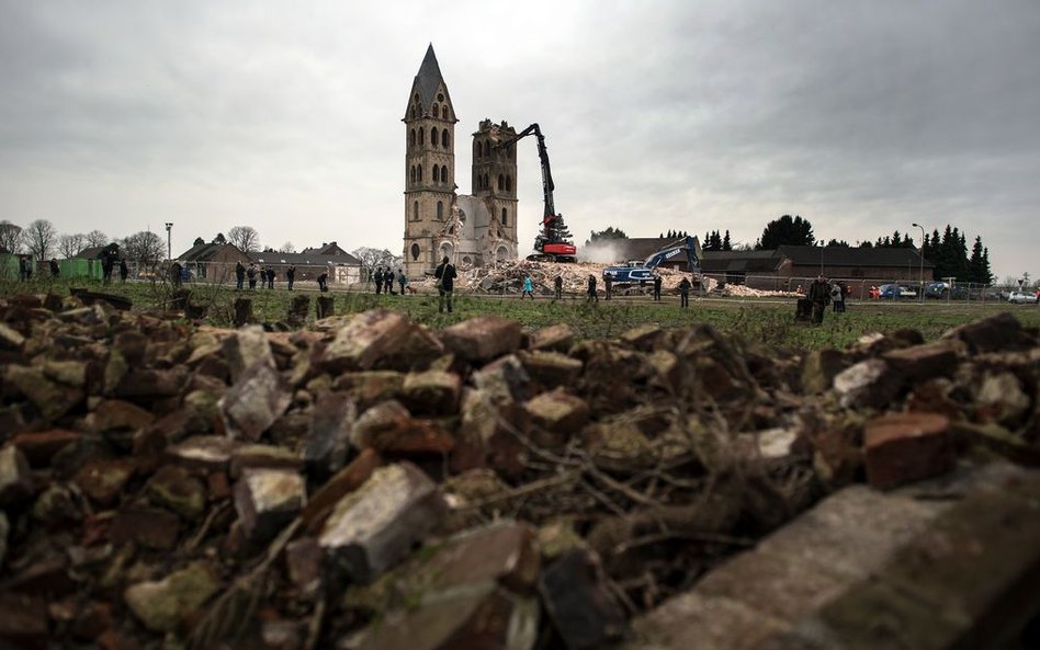 Końcowa faza prac rozbiórkowych neoromańskiej katedry św. Lamberta w Immerath