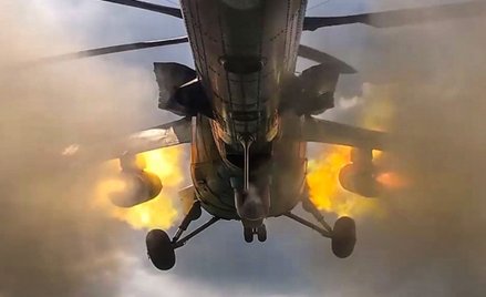 Rosyjski śmigłowiec Mi-35M prowadzący ostrzał w obwodzie kurskim