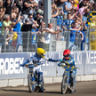 Nicki Pedersen (kask czerwony) w niedzielę przegrywał tylko z Bartoszem Zmarzlikiem (kask żółty) - d