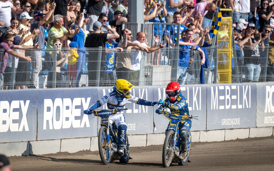 Nicki Pedersen (kask czerwony) w niedzielę przegrywał tylko z Bartoszem Zmarzlikiem (kask żółty) - d