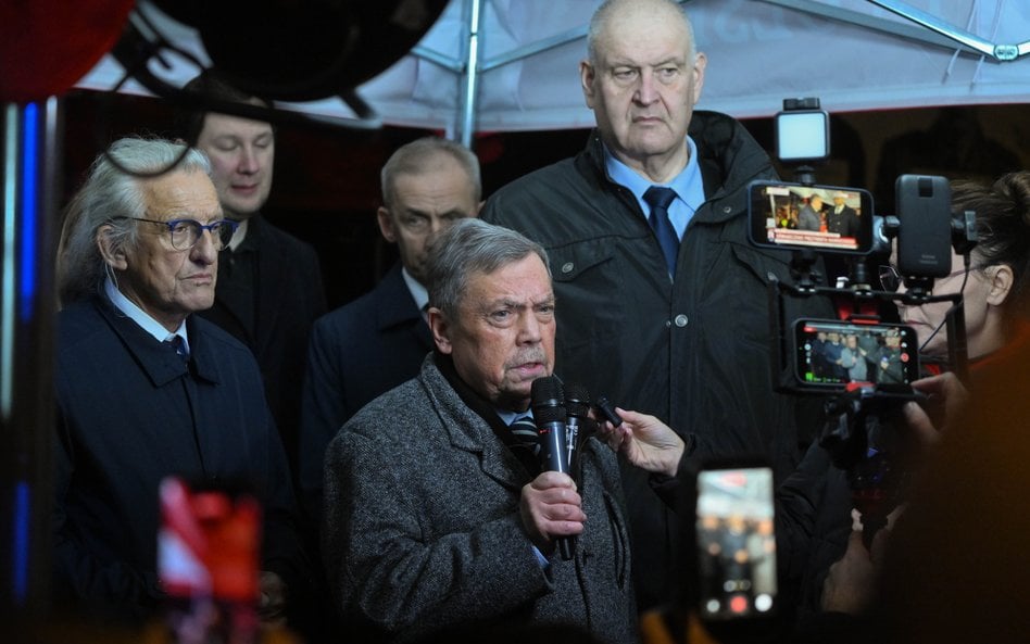 Wiceprezes Trybunału Konstytucyjnego Bartłomiej Sochański (C) i prezes TK Bogdan Święczkowski (P) pr