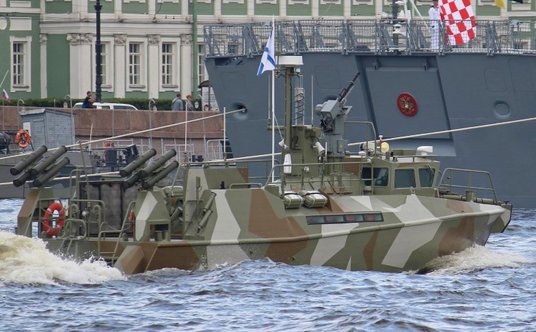 Wyrzutnie systemu Kornet-D na rufie zmodyfikowanego Raptora.