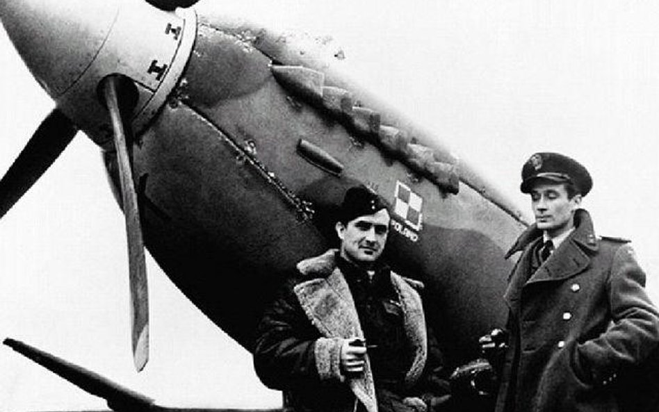 Wielu absolwentów szkoły w Dęblinie walczyło w Wielkiej Brytanii. Na zdjęciu piloci polskiego dywizj