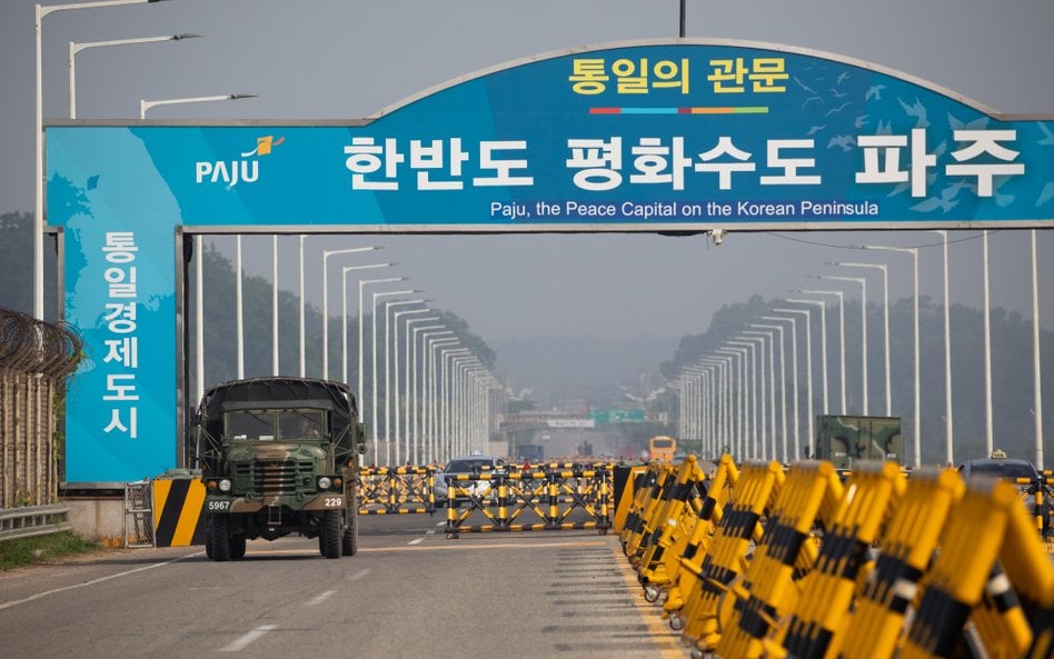 Most Zjednoczenia, prowadzący w stronę Korei Północnej, w pobliżu strefy zdemilitaryzowanej (DMZ) w 