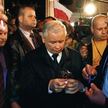 Krzyż smoleński przeniesiony do Pałacu Prezydenckiego