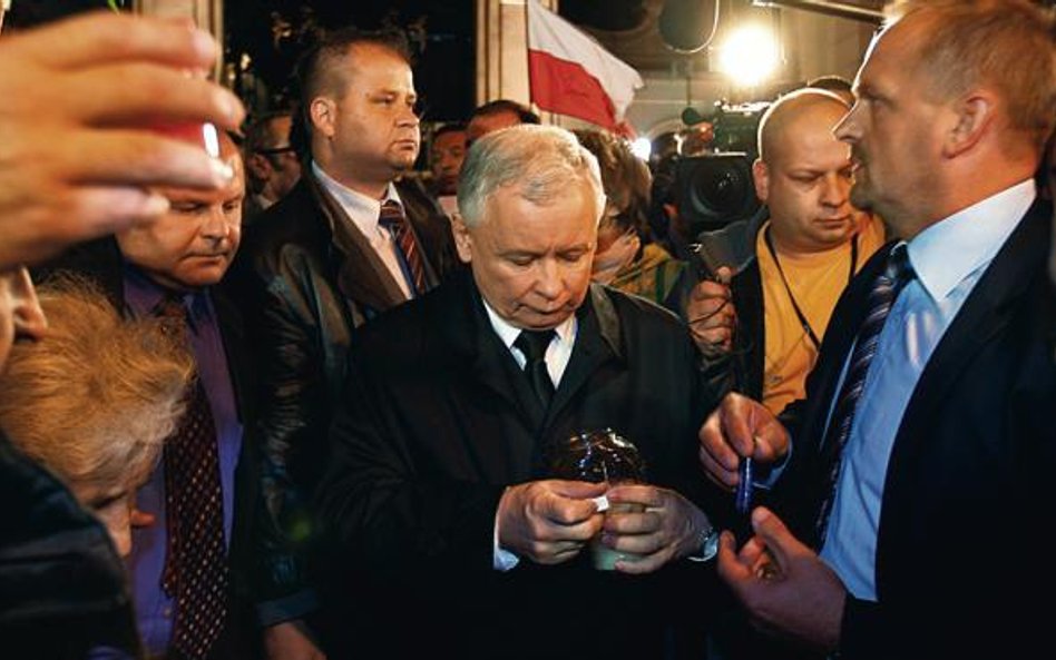 Krzyż smoleński przeniesiony do Pałacu Prezydenckiego