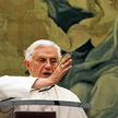 Benedykt XVI błogosławi wiernych podczas modlitwy Anioł Pański w Castel Gandolfo, 15 sierpnia