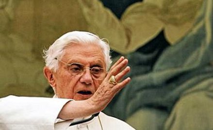 Benedykt XVI błogosławi wiernych podczas modlitwy Anioł Pański w Castel Gandolfo, 15 sierpnia