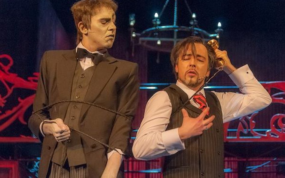 Na zdjęciu: Tomasz Steciuk - Gomez Addams i Kamil Zięba - Lurch (fot. Zdzisław Daniec)