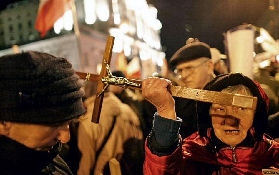 PO umieściła w filmie sceny z Krakowskiego Przedmieścia. Na zdjęciu tzw. obrońcy krzyża w pierwszą r