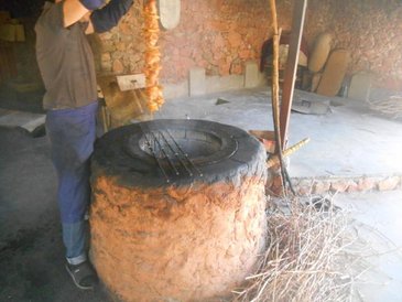 Tradycyjne pieczenie szaszłyków na prowincji.