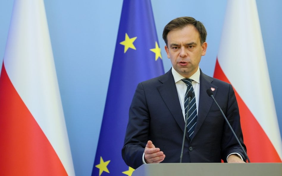 Minister finansów i gospodarki Andrzej Domański podczas konferencji prasowej po zakończonym posiedze