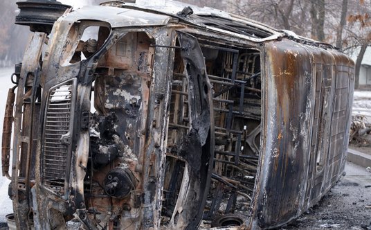 Podczas styczniowych zajść w Kazachstanie spalono wiele samochodów. Na zdjęciu jeden z nich w Ałmaty