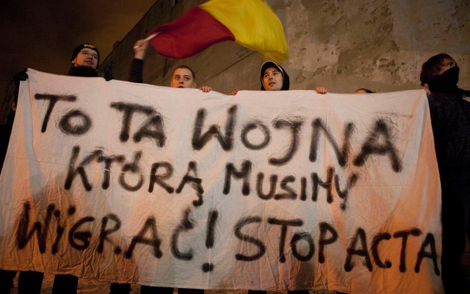 Internauci mniej ufają Tuskowi po debacie o ACTA