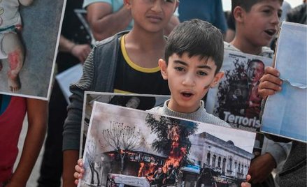 Kurdyjscy uchodźcy protestują w jednym z obozów w Grecji przeciwko tureckiej ofensywie w Syrii