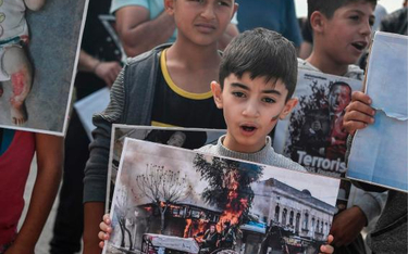 Kurdyjscy uchodźcy protestują w jednym z obozów w Grecji przeciwko tureckiej ofensywie w Syrii
