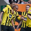 Sebastien Haller (z lewej) wygrał walkę z nowotworem, a teraz może pomóc Borussii sięgnąć po tytuł