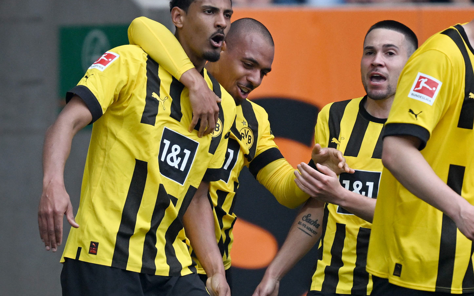 Sebastien Haller (z lewej) wygrał walkę z nowotworem, a teraz może pomóc Borussii sięgnąć po tytuł