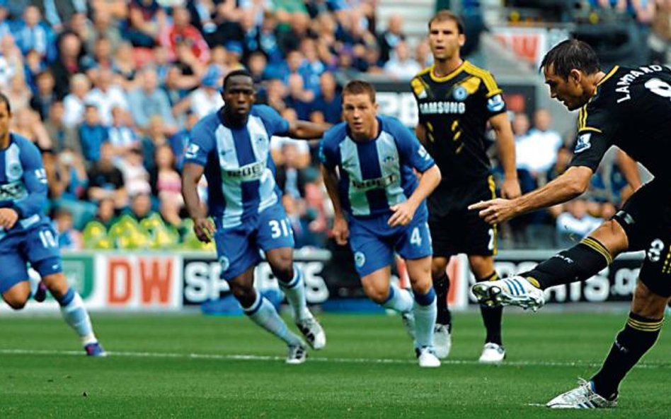 Frank Lampard zdobywa gola z rzutu karnego w wyjazdowym meczu z Wigan. Chelsea zaczęła sezon od zwyc