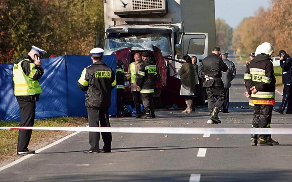 Przez kilkanaście godzin trwało usuwanie skutków wypadku