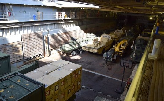 Wnętrze pokładu dokowego, w przypadku nie przewożenia jednostek pływających służy do parkowania różn