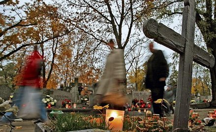 Z sondażu GfK Polonia dla “Rz” wynika, że w ten weekend 92 proc. Polaków odwiedzi groby swoich blisk